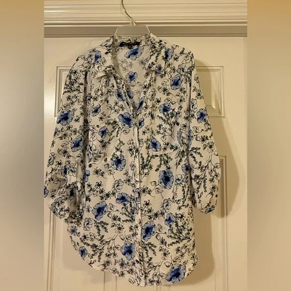 Beautiful button up blouse - Picture 4 of 11